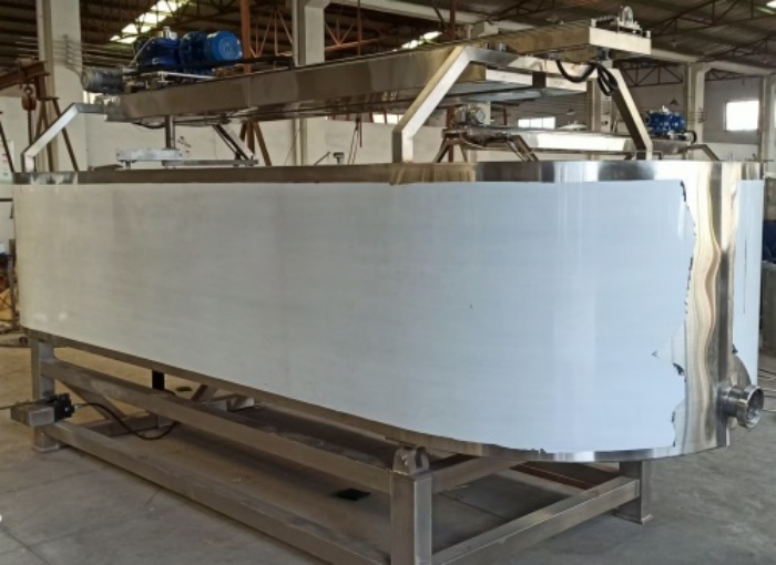 公司新增奶酪制作設(shè)備—不銹鋼奶酪槽、奶油摔打機(jī)